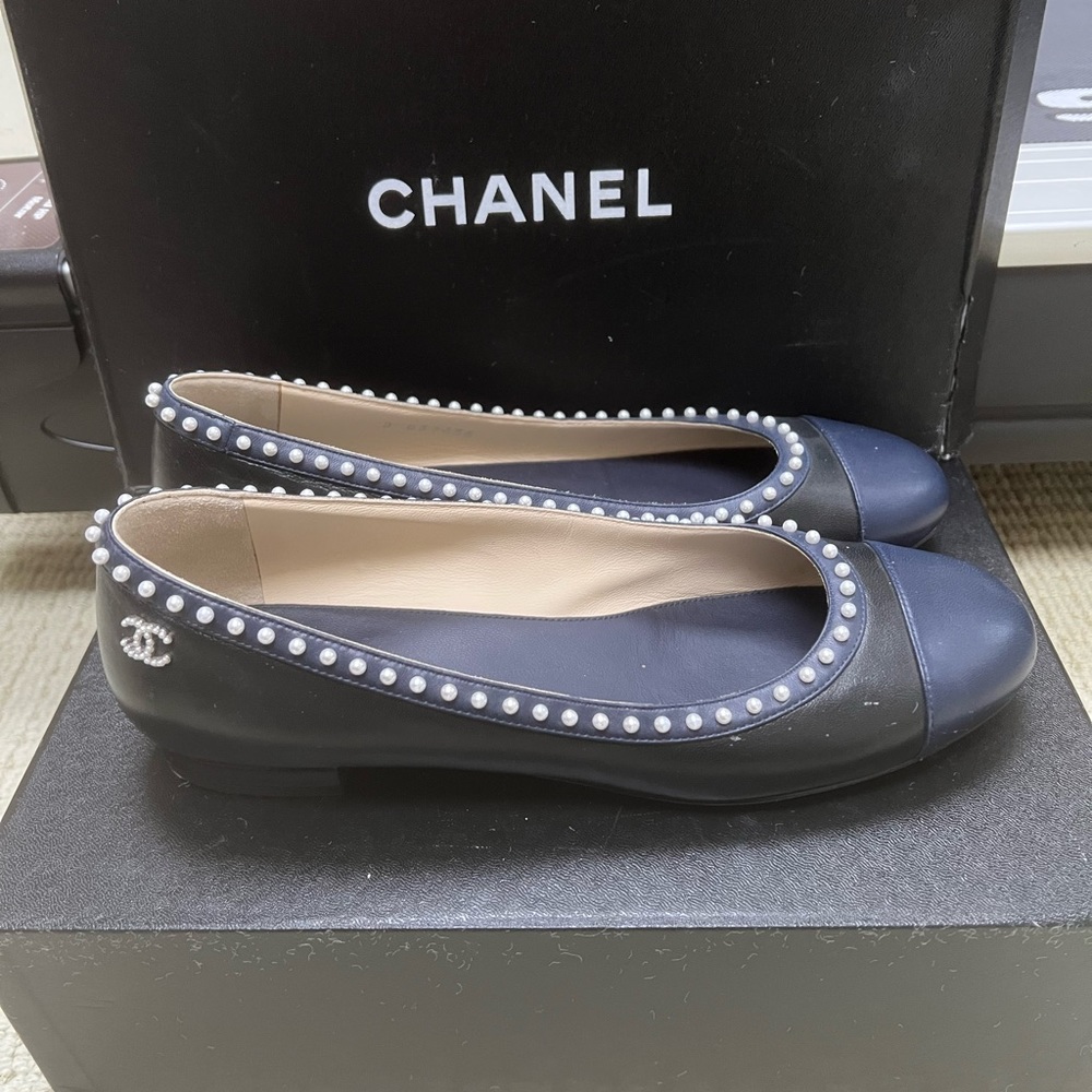 🔴Authentic CHANEL Black & Navy Leather Ballet Flats🔴 - Picture 7 of 9